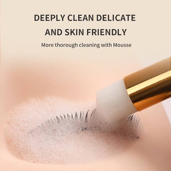 White Eyelash Cleansing Brush - 1pc